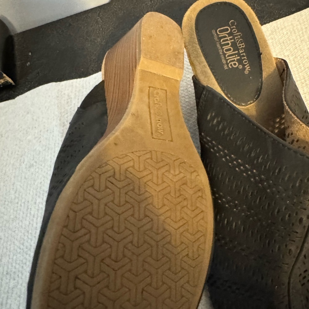 Super cute breathable summer low heel wedge sander. Versatile and timeless! 7. - Picture 4 of 8